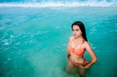 Bikinili genç bayan bir Amerikan tropikal okyanusta bırakın