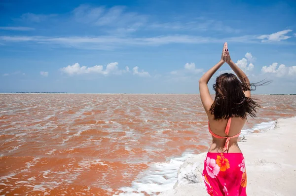 Красива Молода Жінка Біля Рожевий Води Las Coloradas — стокове фото