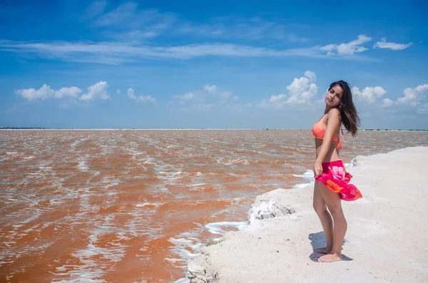 Красива Молода Жінка Біля Рожевий Води Las Coloradas — стокове фото