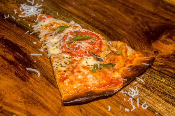 Kawałek Pizzy Margherita — Zdjęcie stockowe
