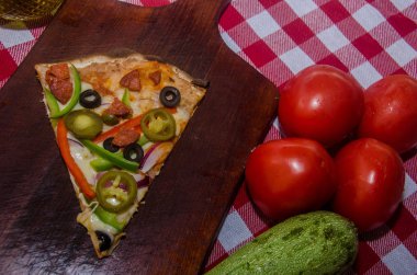 Bir İtalyan restoranında el yapımı Meksikalı pizzacı
