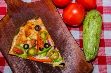 Bir İtalyan restoranında el yapımı Meksikalı pizzacı
