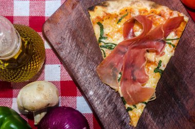 Ahşap plaka üzerinde zanaat pizza