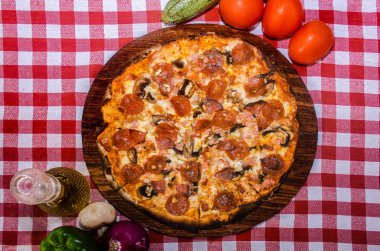 Ahşap plaka üzerinde zanaat pizza