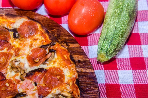 Rzemieślniczy Pizza Drewnianej Tablicy — Zdjęcie stockowe