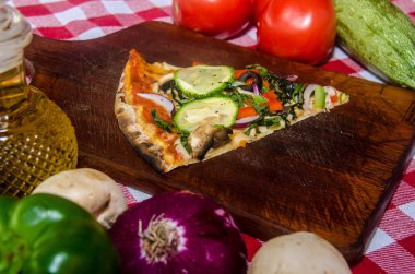 Ahşap plaka üzerinde zanaat pizza