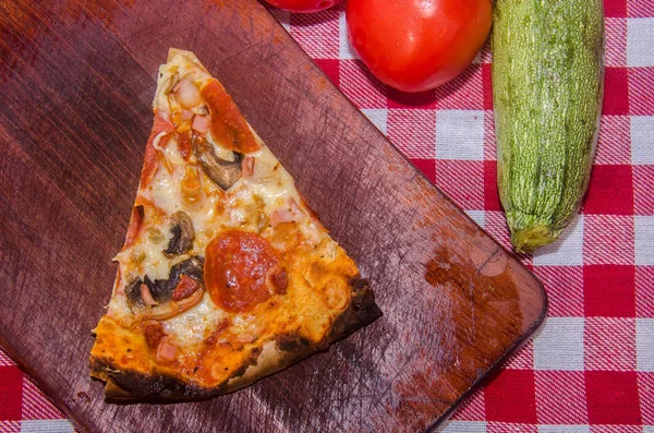 Rzemieślniczy Pizza Drewnianej Tablicy — Zdjęcie stockowe