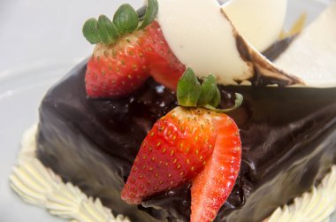 Evlilik yıldönümü için çikolata tatlı