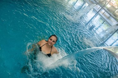 hidroterapi havuzu şelale banyo kadın