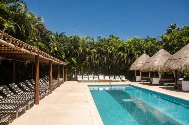 VIP yüzme havuzu alanı Meksika Karayipler tatil köyü