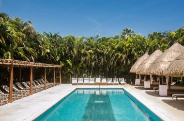 VIP yüzme havuzu alanı Meksika Karayipler tatil köyü