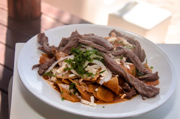 Tipik Meksika yemeği tortilla ve domates sosu dayalı