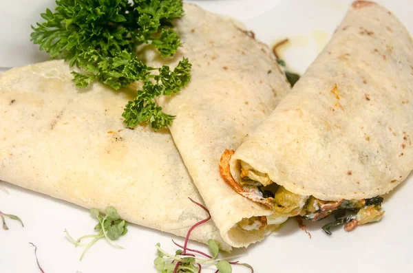 Tipik Meksika yemeği katlanmış tortilla ile yapılan ve kabak yaprağı ile dolu