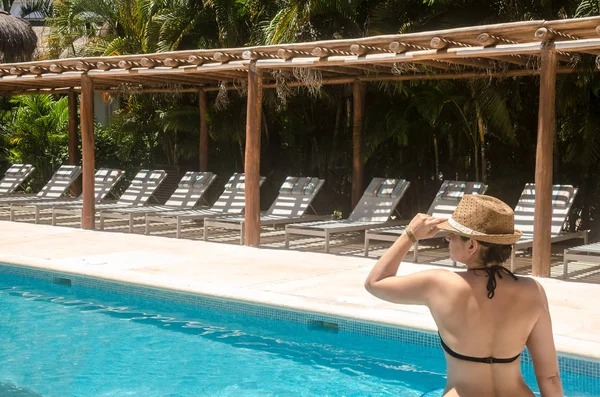 Bir Meksika resort yüzme havuzunda banyo kadın