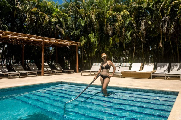 Karayip bir otelde özel bir yüzme havuzunda rahatlatıcı kadın