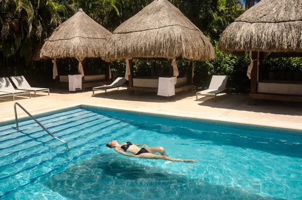Karayip bir otelde özel bir yüzme havuzunda rahatlatıcı kadın