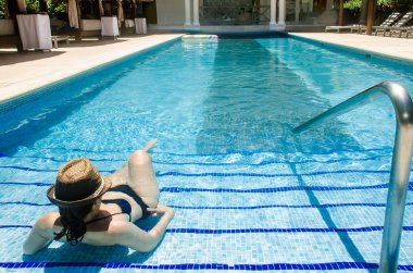 Karayip bir otelde özel bir yüzme havuzunda rahatlatıcı kadın