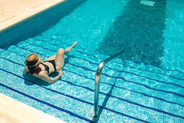 Karayip bir otelde özel bir yüzme havuzunda rahatlatıcı kadın