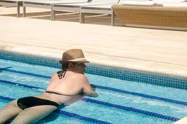 Woman Relaxing Exclusive Swimming Pool Caribbean Hotel — Stock Photo, Image