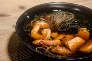 Oryantal Japon deniz ürünleri: karides ile nabeyaki