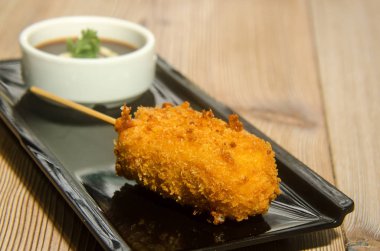 Asya bir restoranda Kushiage ve domates sos