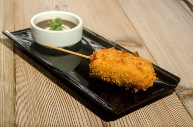 Asya bir restoranda Kushiage ve domates sos