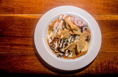 Tortilla, sığır eti ve chicharron ile klasik Meksika yemek