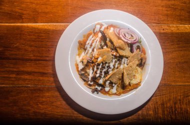 Tortilla, sığır eti ve chicharron ile klasik Meksika yemek