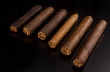 El yapımı puro tütün yapılmış yapraklar