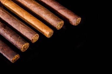 El yapımı puro tütün yapılmış yapraklar