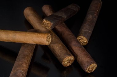 El yapımı puro tütün yapılmış yapraklar