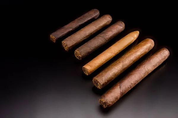 Charuto Artesanal Feito Folhas Tabaco — Fotografia de Stock