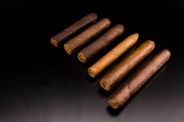 Charuto Artesanal Feito Folhas Tabaco — Fotografia de Stock