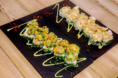 Özgün temaki ıstakoz ile rulo ve sebze ile dekore edilmiş