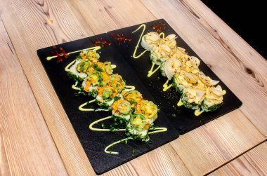 Özgün temaki ıstakoz ile rulo ve sebze ile dekore edilmiş