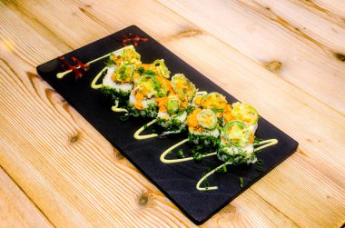 Özgün temaki ıstakoz ile rulo ve sebze ile dekore edilmiş