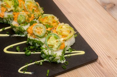 Özgün temaki ıstakoz ile rulo ve sebze ile dekore edilmiş
