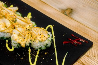 Özgün temaki ıstakoz ile rulo ve sebze ile dekore edilmiş