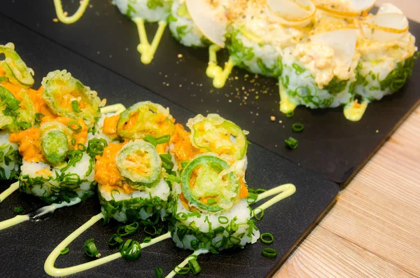 Özgün temaki ıstakoz ile rulo ve sebze ile dekore edilmiş