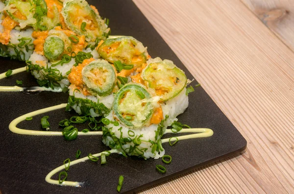 Özgün temaki ıstakoz ile rulo ve sebze ile dekore edilmiş