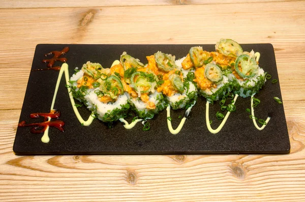 Özgün temaki ıstakoz ile rulo ve sebze ile dekore edilmiş
