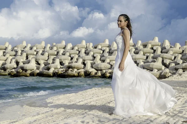 Зріла Жінка Весільною Сукнею Тропічному Березі — стокове фото