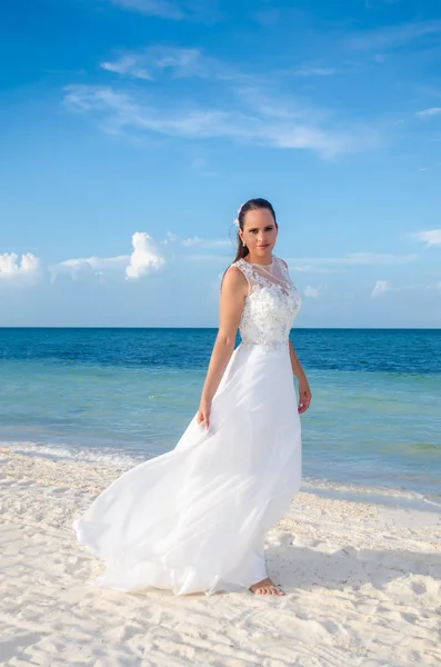 Zralá Žena Svatební Šaty Tropické Pobřeží — Stock fotografie