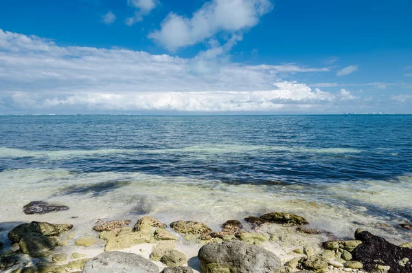 Playa rocosa en el Caribe Mexicano —  Fotos de Stock