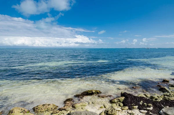 Playa rocosa en el Caribe Mexicano — Foto de Stock