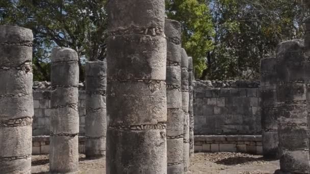 Hundert Kolonnen Gruppieren Sich Chichen Itza — Stockvideo