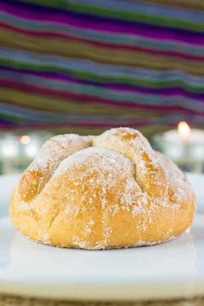 Tradicional mexicana "pan de muerto" del día de la celebridad muerta —  Fotos de Stock