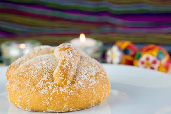 Tradicional mexicana "pan de muerto" del día de la celebridad muerta —  Fotos de Stock