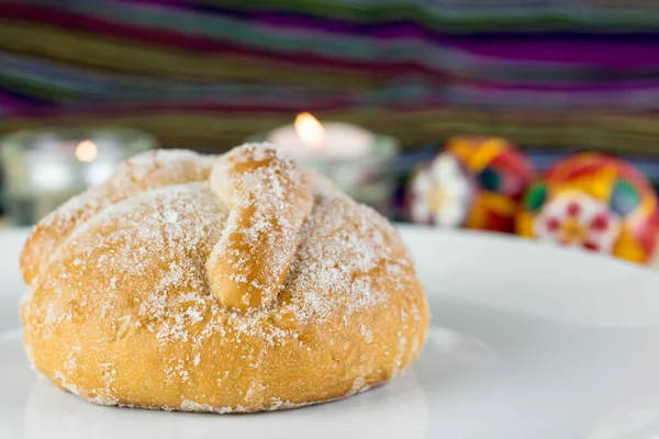 Tradicional mexicana "pan de muerto" del día de la celebridad muerta —  Fotos de Stock
