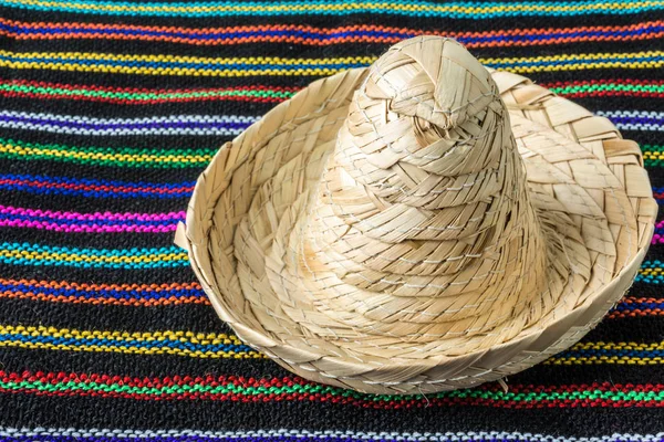 Sombrero revolucionario mexicano artesanal pequeño —  Fotos de Stock